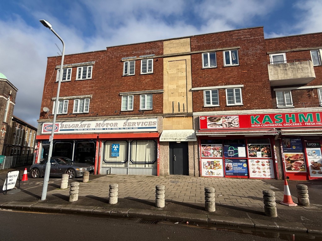 Lot: 157 - FLAT FOR INVESTMENT - External view of block from street level
